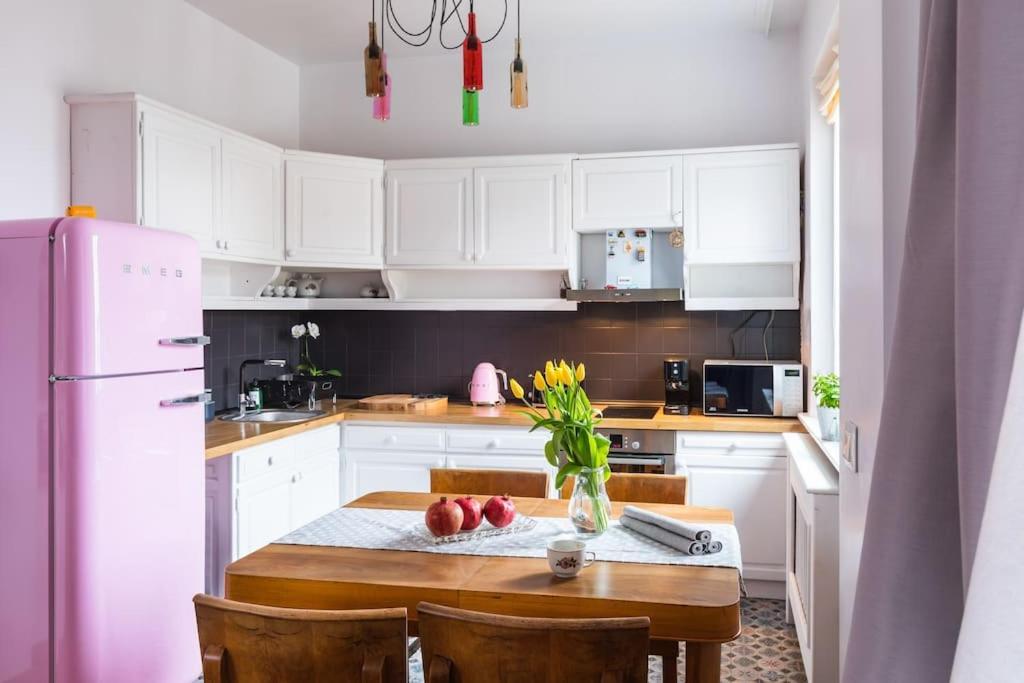 Eclectic And Boutique Designers With Parking Apartment *