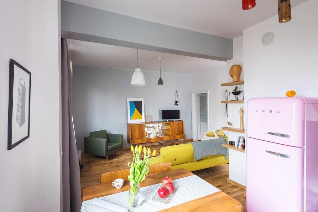 Eclectic And Boutique Designers With Parking Apartament